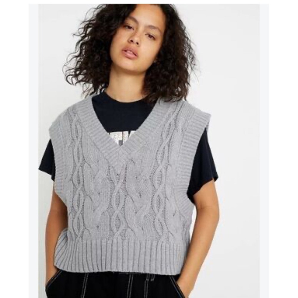 Urban Outfitters Preppy Grey Cable Knit V-Neck Sweater Vest Large Sleeveless L